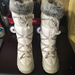 Snow boots